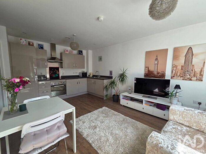 1 Bedroom Flat For Sale In Woodside Park, Rugby, CV21