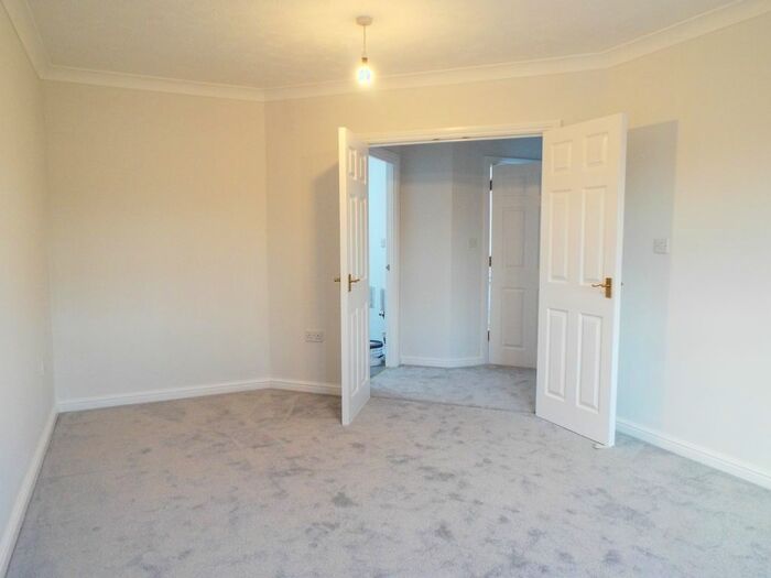 2 Bedroom Flat To Rent In Heatherdene Avenue, Crowthorne, RG45