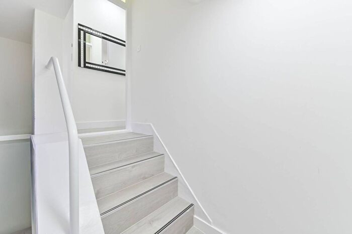 3 Bedroom Maisonette To Rent In Stockwell Park Road, Brixton, London, SW9