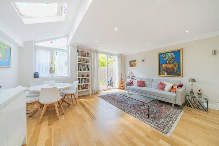2 Bedroom Apartment To Rent In Montholme Road London, SW11