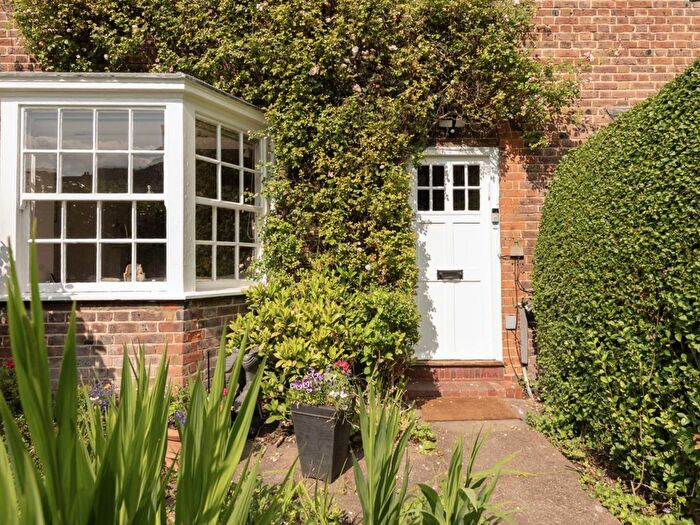 2 Bedroom Terraced House For Sale In Corringway, London, NW11