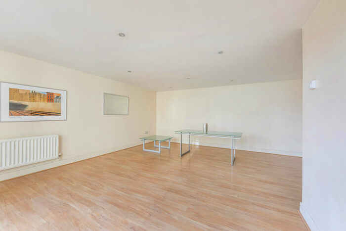 2 Bedroom Flat To Rent In Wards Wharf Approach, Silvertown, E16