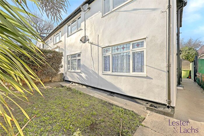 1 Bedroom Maisonette For Sale In Cranbrook Road, Gants Hill, Ilford, Essex, IG2