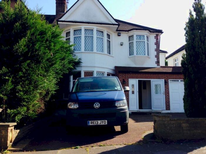 Flat To Rent In Brackendale, Winchmore Hill, N21