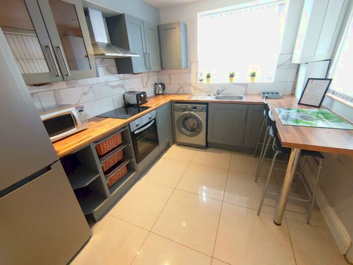 3 Bedroom Terraced House To Rent In Halsbury Road, Kensington, L6