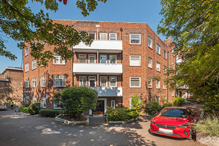 3 Bedroom Flat For Sale In Kingston Hill, Kingston Upon Thames, KT2