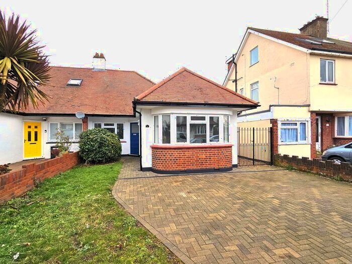 3 Bedroom Bungalow To Rent In Midhurst Avenue, Westcliff-On-Sea, SS0