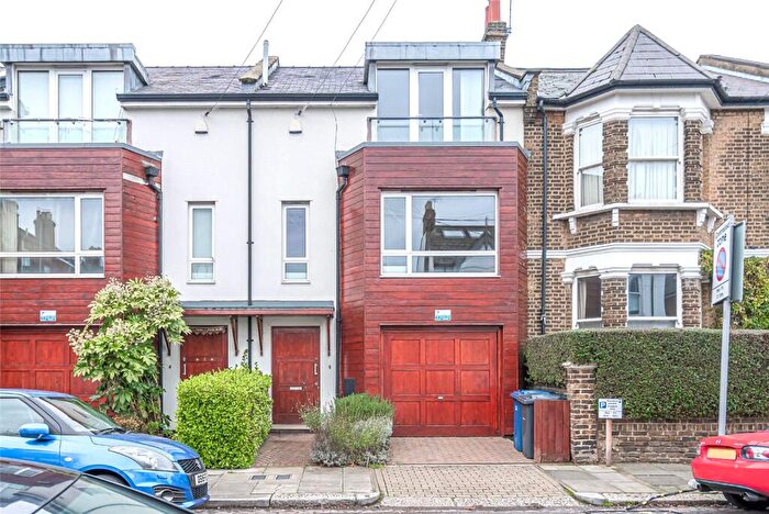 3 Bedroom Terraced House For Sale In Lincoln Road, London, N2