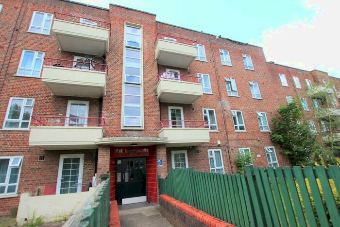 3 Bedroom Flat To Rent In Reed Road, London, N17