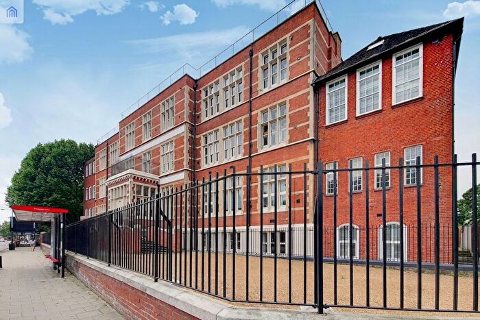 2 Bedroom Flat For Sale In Old Kent Road, London, SE1