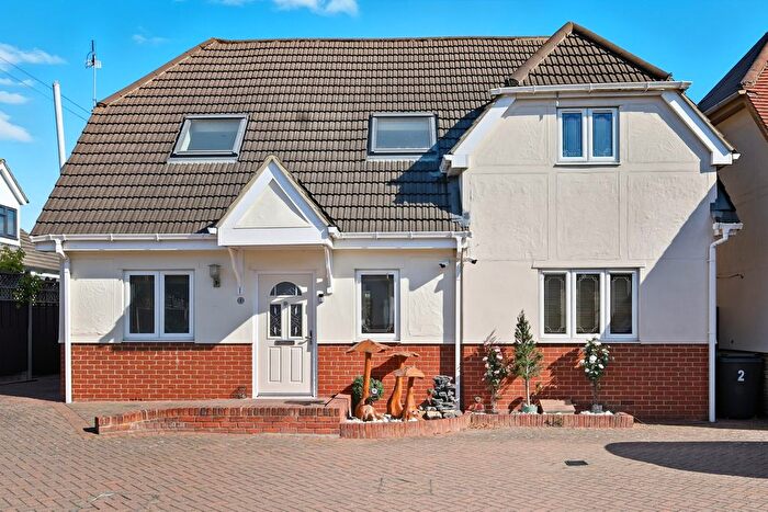 4 Bedroom Detached House For Sale In Amelle Gardens, Romford, RM3