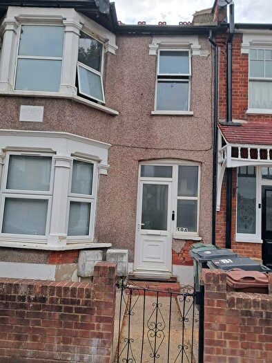 2 Bedroom Flat For Sale In Beech Hall Road, Highams Park, E4