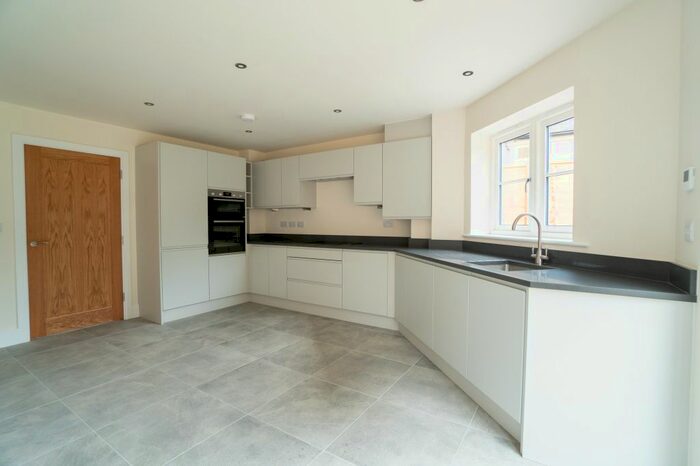 3 Bedroom Semi-Detached House To Rent In South Knighton Road, South Knighton, Leicester, LE2