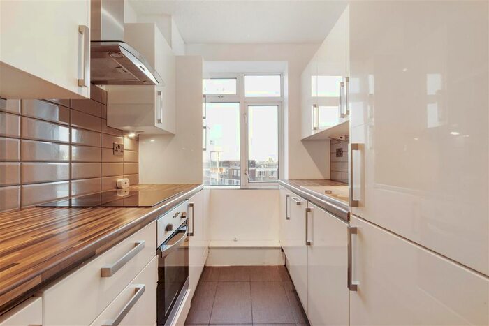 3 Bedroom Flat To Rent In Keswick Road, London, SW15