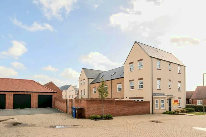 3 Bedroom Town House To Rent In Pioneer Way, Bicester, OX26