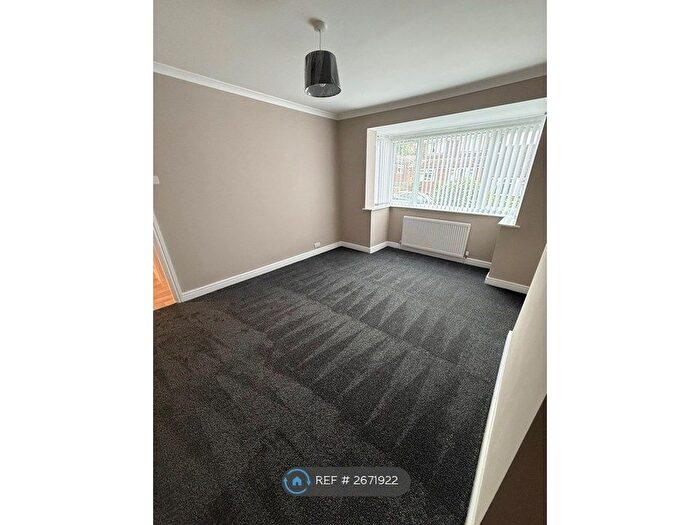 3 Bedroom Bungalow To Rent In Surrey Avenue, Oldham, OL2