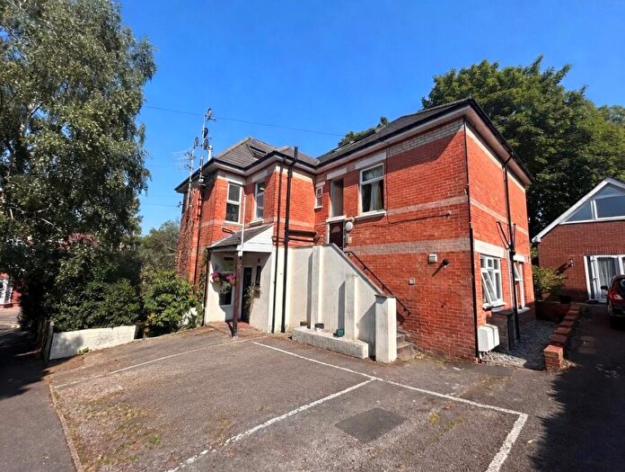 3 Bedroom Flat For Sale In Drury Road, Alum Chine, BH4