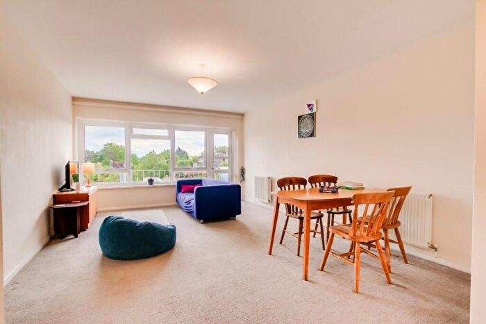 2 Bedroom Flat For Sale In Tonbridge Road, Maidstone, Kent, ME16