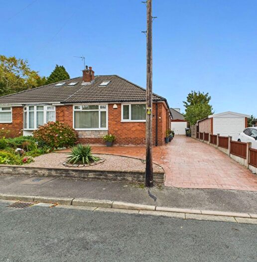 2 Bedroom Semi-detached Bungalow For Sale In Meadway, Tyldesley, M29