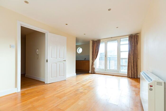 2 Bedroom Apartment To Rent In Brockway House, Holloway Road, N7