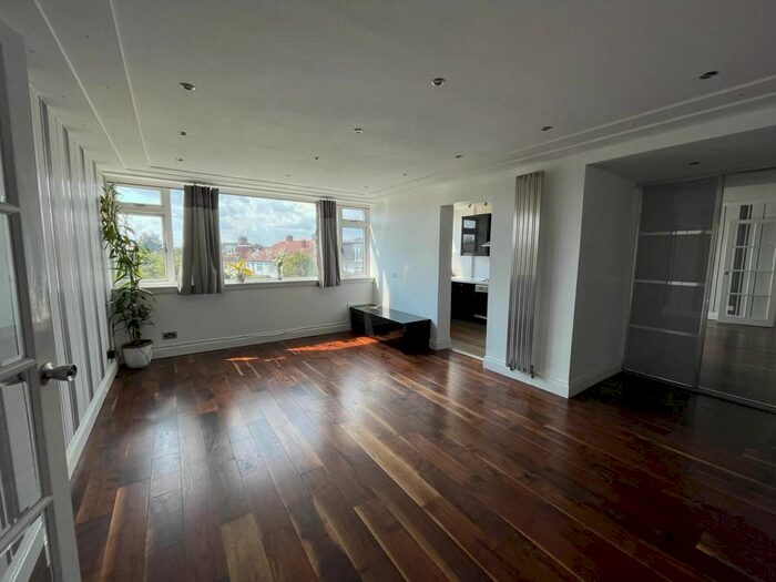 2 Bedroom Flat To Rent In Two Bedroom Flat, Courtney Lodge, Ashurst Drive, Ilford, Greater London, IG6