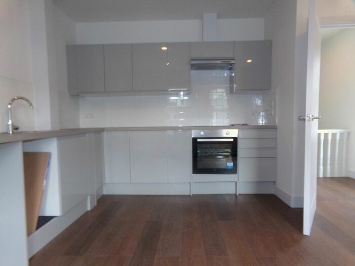 2 Bedroom Flat To Rent In Godstone Road, Whyteleafe, Surrey, CR3
