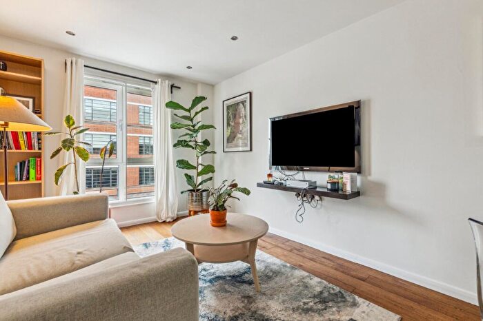 2 Bedroom Flat To Rent In Roberts Court, Essex Road, N1