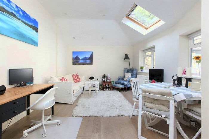 1 Bedroom Flat To Rent In Old Town, Clapham Common, London, SW4