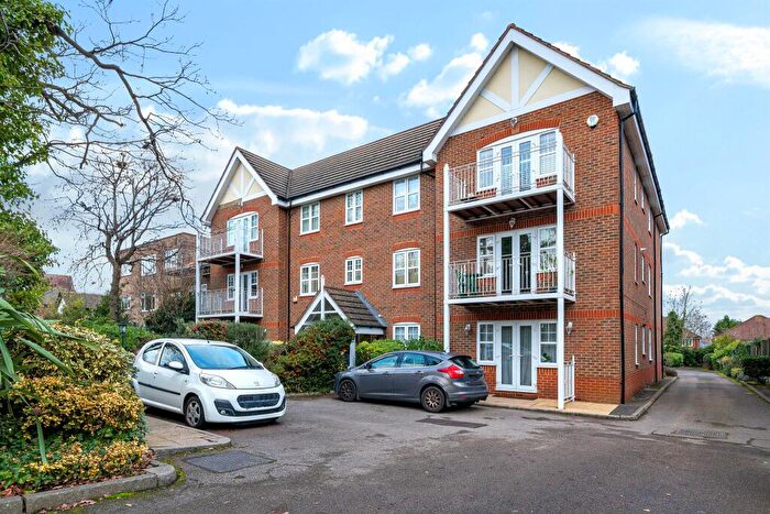 2 Bedroom Flat For Sale In The Ridgeway, Enfield, EN2