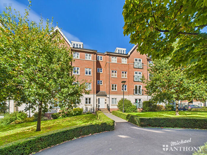 2 Bedroom Flat For Sale In Viridian Square, Aylesbury, HP21