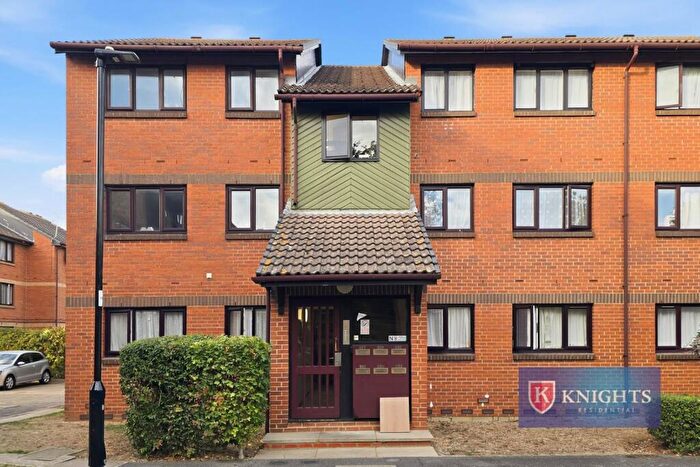 2 Bedroom Flat For Sale In Maltby Drive, Enfield, EN1