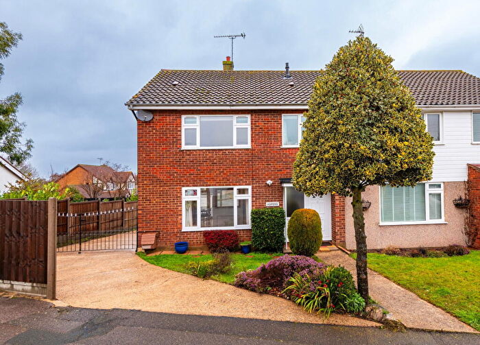 3 Bedroom Semi-Detached House For Sale In Quakers Close, Hartley, Longfield, Kent, DA3