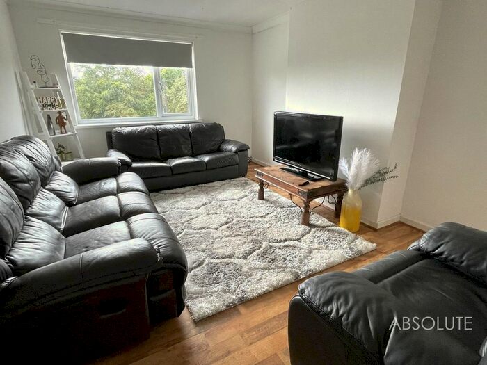 3 Bedroom Flat To Rent In Barton Hill Road, Torquay, TQ2