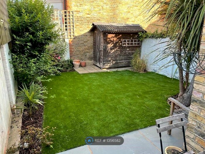 3 Bedroom Flat To Rent In Ground Floor, London, SW4