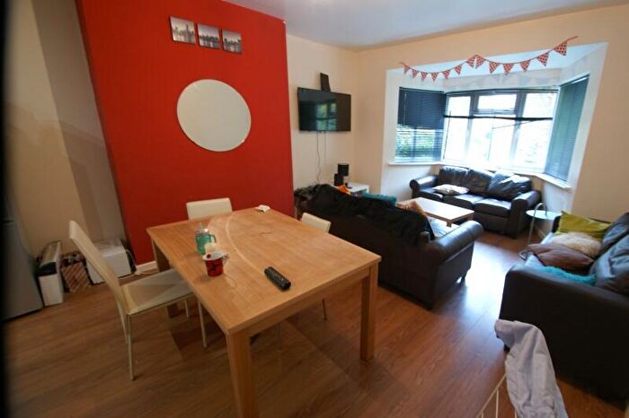 10 Bedroom Semi Detached House To Rent In North Grange Mount, Hyde Park, Leeds, LS6