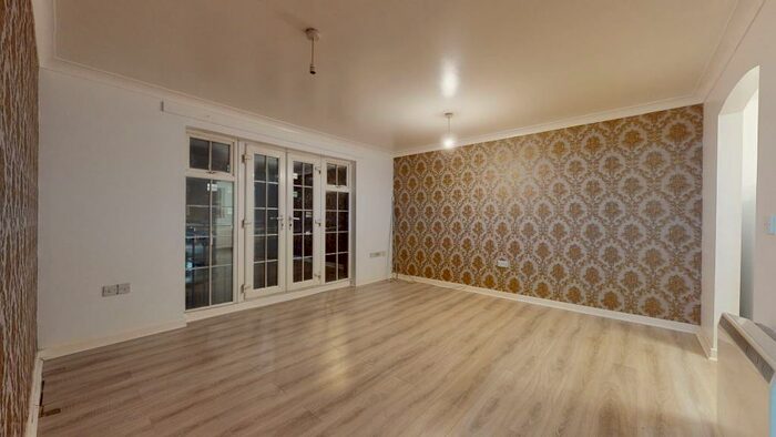 2 Bedroom Flat To Rent In Queensberry Place, E12