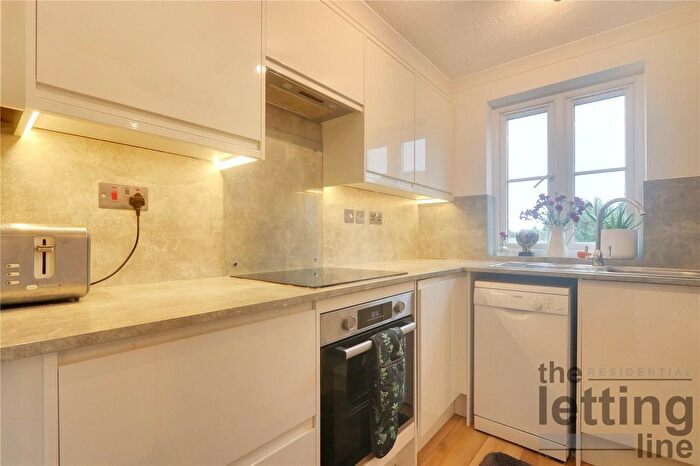 2 Bedroom Flat To Rent In Gater Drive, Enfield, Middlesex, EN2