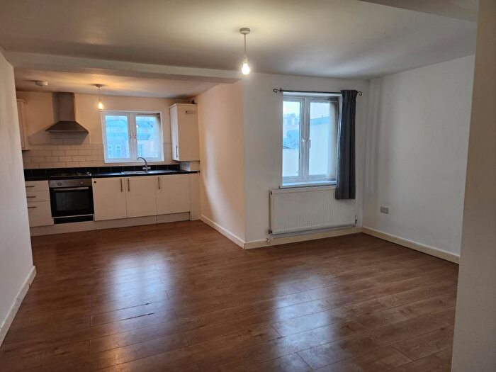 2 Bedroom Flat To Rent In Woking, Surrey, GU21