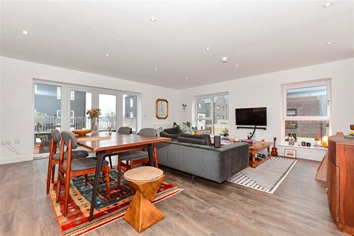 2 Bedroom Link Detached House For Sale In Spritsail Way, Rochester, Kent, ME1