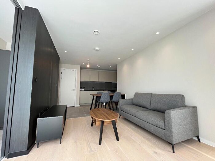 2 Bedroom Flat To Rent In Spinners Way, Manchester, Greater Manchester, M15