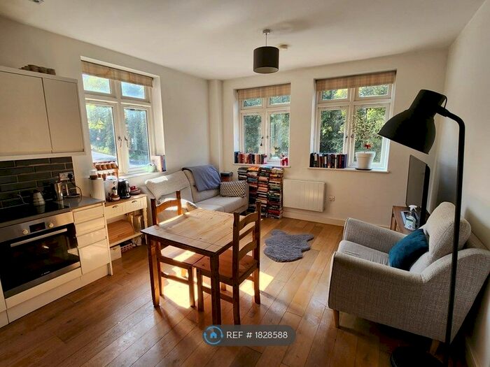 2 Bedroom Flat To Rent In Park View, Reigate, RH2