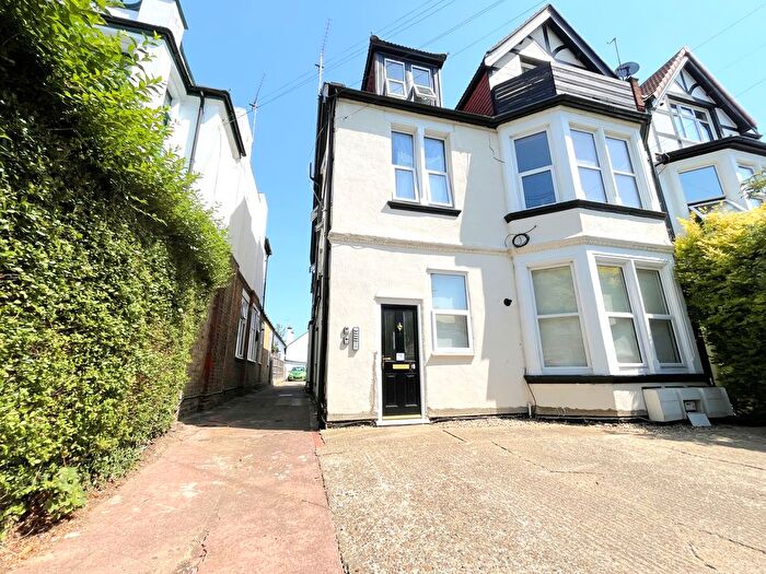 2 Bedroom Flat For Sale In Valkyrie Road, Westcliff-On-Sea, SS0