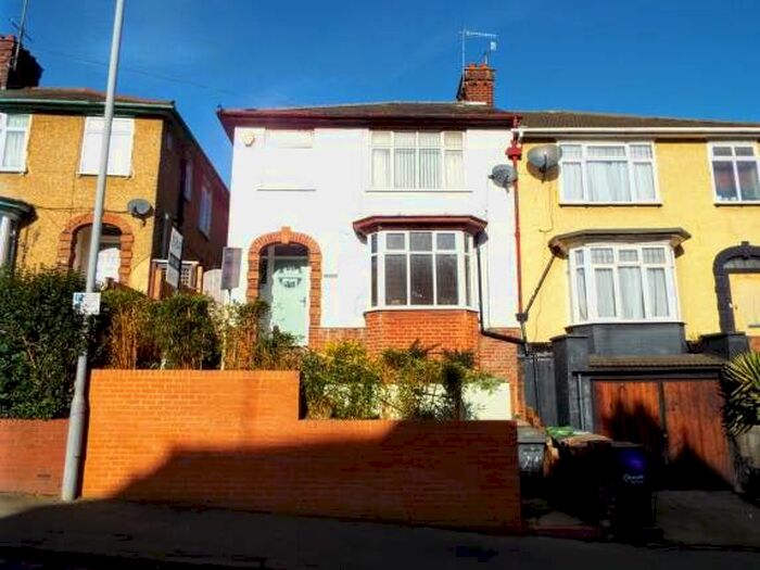 4 Bedroom Semi-Detached House To Rent In Farley Hill, Luton, LU1