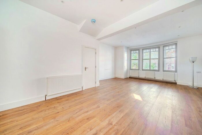 3 Bedroom Flat To Rent In High Street, Teddington, TW11