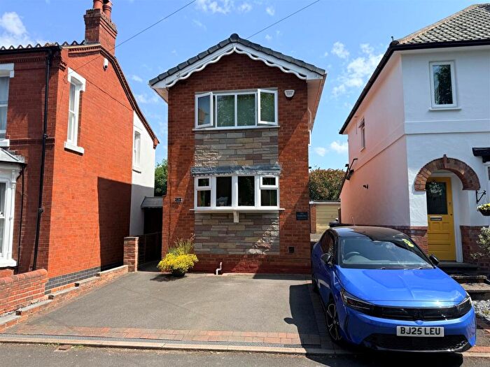 2 Bedroom Detached House For Sale In South Avenue, Stourbridge, DY8