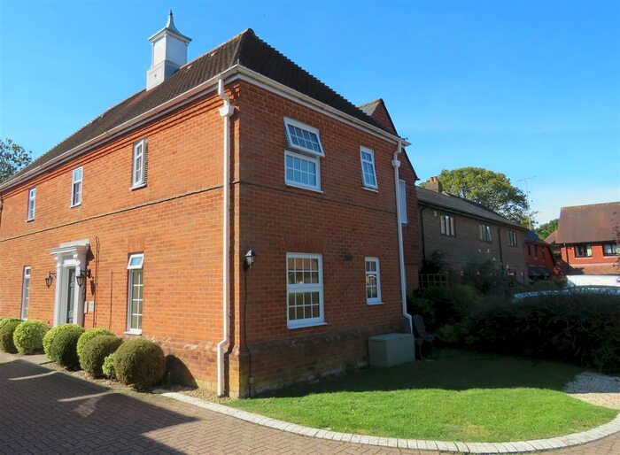 1 Bedroom Flat To Rent In Wellington Court, Fernhill Lane, New Milton, BH25