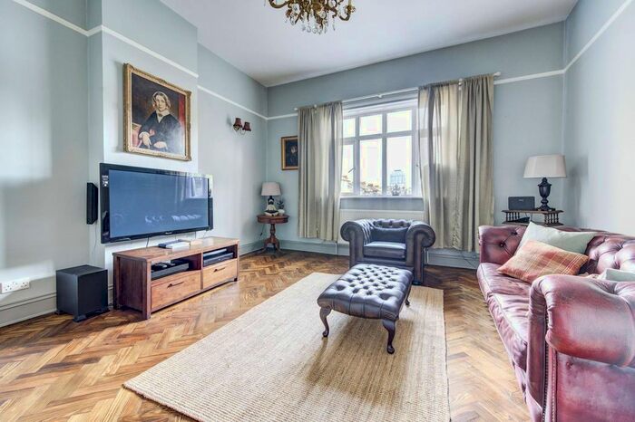 3 Bedroom Flat For Sale In North End Road, Fulham Broadway, London, SW6