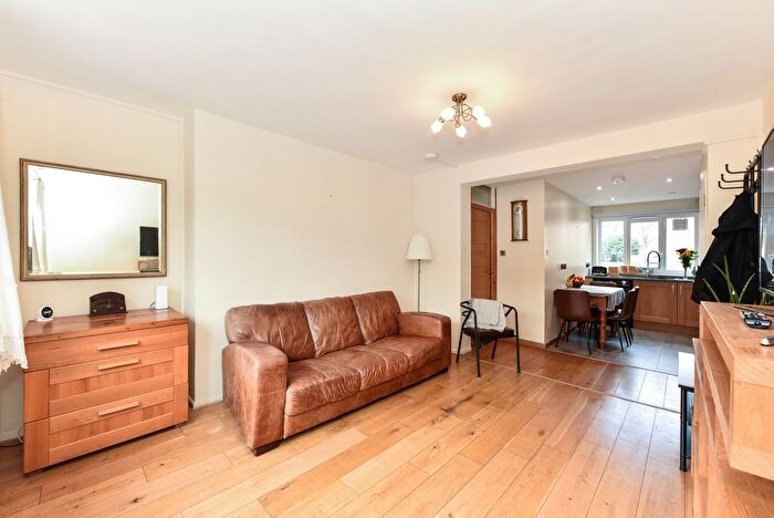 3 Bedroom Flat For Sale In Rutland Road, London, E9