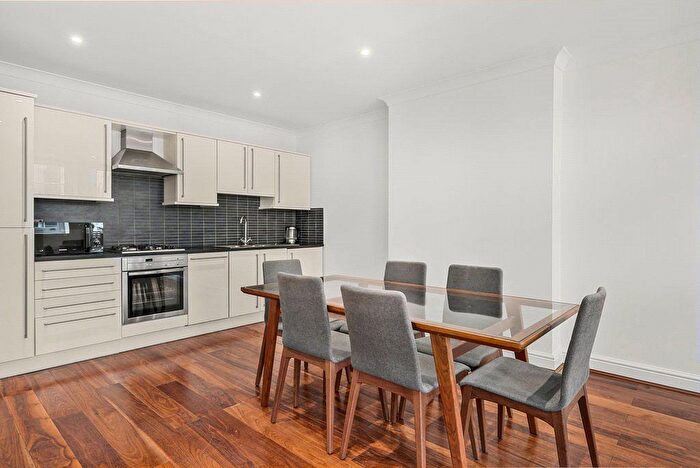3 Bedroom Flat To Rent In Newman Street, Fitzrovia, London, W1T