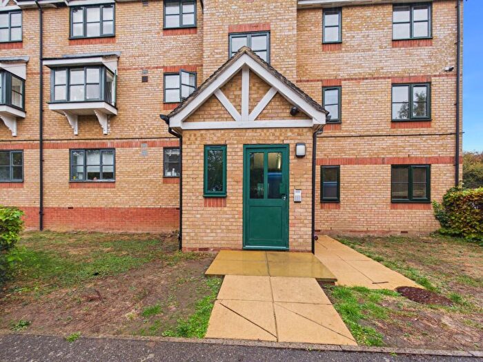 2 Bedroom Apartment To Rent In Lovegrove Drive, Slough, Berkshire, SL2